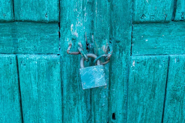 O castelo azul pesa no portão azul — Fotografia de Stock