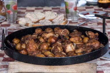 Kızarmış gıdayla dolu Kutlama Masasında Tepsi