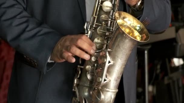 Saxofonista Fato Toca Saxofone Numa Noite Romântica Close — Vídeo de Stock