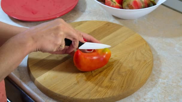 Kobiece Dłonie Pomocą Kuchennego Noża Krojącego Pomidory Kształcie Pieprzu Drewnianej — Wideo stockowe