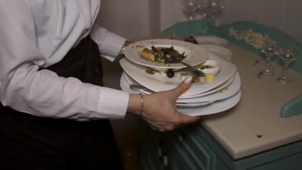 Garçonete Tira Muitos Pratos Sujos Depois Banquete — Vídeo de Stock