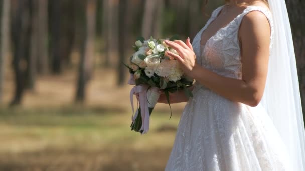 Een Bruid Een Witte Jurk Zich Aan Ruikt Een Bruidsboeket — Stockvideo