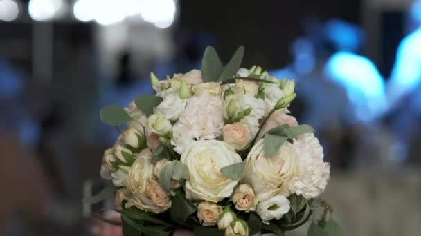 Buquê Casamento Mesa Salão Banquete Hóspedes Dançam Segundo Plano Desfocados — Vídeo de Stock