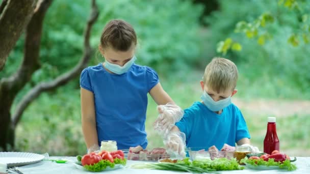 Liten Pojke Och Flicka Medicinska Masker Strö Kryddor Rått Kött — Stockvideo