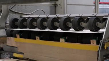 Karton kaplar üretimi için Atılgan. Karton üretim katmanları endüstriyel baskı endüstrisi baskı malzemelerini kapatıyor. Kağıt bükülmüş kutu fabrikası..