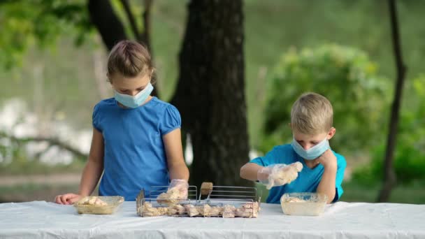 Menino Menina Colocaram Carne Marinada Grelha Crianças Máscaras Médicas Piquenique — Vídeo de Stock