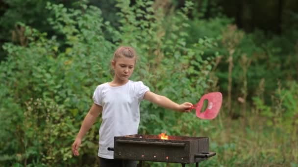 Een Klein Meisje Maakt Vuur Grill Familie Picknick Het Park — Stockvideo