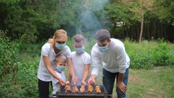 Pai Mãe Filhos Fritam Carne Espetos Grelhador Família Máscaras Médicas — Vídeo de Stock