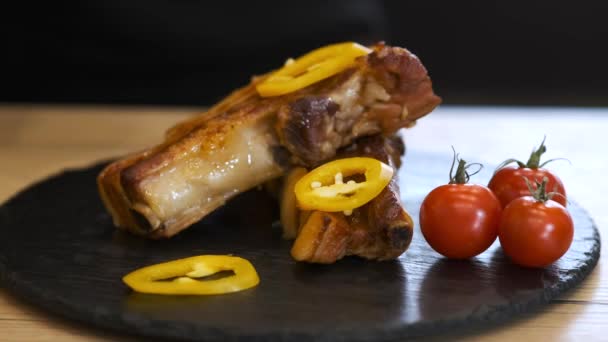 Een Chef Kok Zwarte Handschoenen Serveert Peper Ribben Een Zwarte — Stockvideo