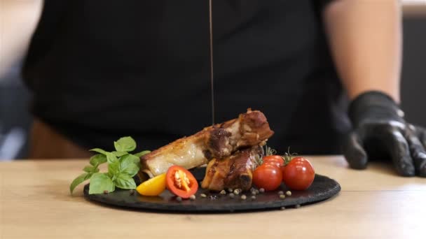 Een Chef Kok Met Zwarte Handschoenen Giet Saus Een Paar — Stockvideo