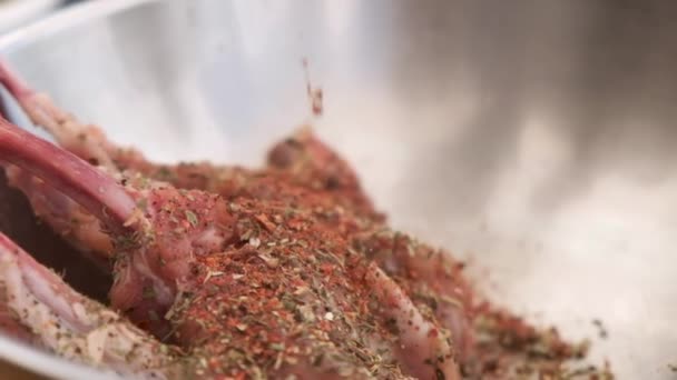 Csontos Tomahawk Steak Séf Fűszereket Szórt Nyers Steakre Egy Fémtálban — Stock videók
