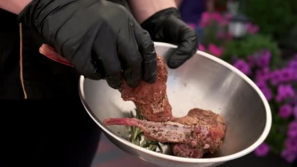 Chef Gants Noirs Met Steak Non Désossé Dans Bol Sur — Video