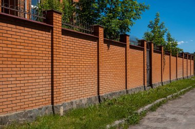 Tuğla sütunlu dekoratif kırmızı tuğla çit.