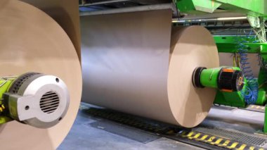 Bükülmüş kağıt, kağıt ve kağıt kapları üretimi. 2, 3 ve 5 katmanlı kıvrımlı karton üretimi için oluklu birim. Oluklu ambalaj üretim hattı.