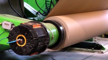 Bükülmüş kağıt, kağıt ve kağıt kapları üretimi. 2, 3 ve 5 katmanlı kıvrımlı karton üretimi için oluklu birim. Oluklu ambalaj üretim hattı.