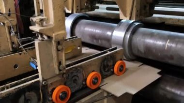 Kutu üretimi için taşıma hattı. Makine, karton çarşaflardan karton kutular yapıyor. Üretim konteynırları için Atılgan .