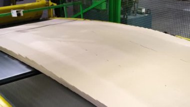 Karton konteynır üretimi için Atılgan. Bükülmüş mukavva kurusıkı üretimi için taşıma hattı. Karton çekirdeklerin atık kağıttan üretimi.