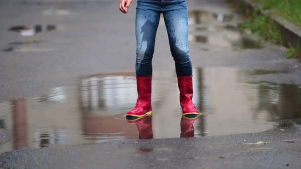 Uma Menina Botas Borracha Rosa Salta Uma Poça Dia Verão — Vídeo de Stock