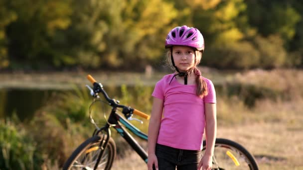 Kasklı Bisikletin Yanındaki Küçük Kız Kollarını Güvenli Bir Şekilde Göğsüne — Stok video