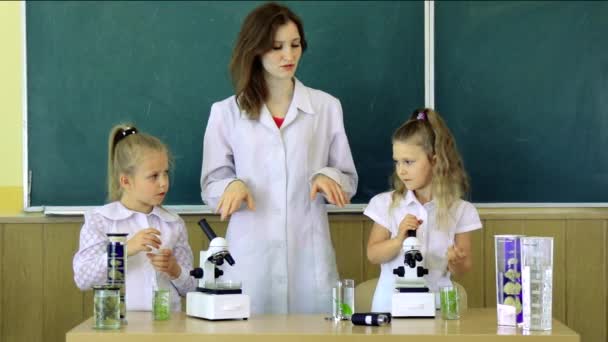 Groep Van Leerlingen Met Leraar Met Behulp Van Microscopen Wetenschap — Stockvideo