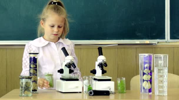 Niña Cerca Del Microscopio Aula Pizarra Fondo Primero Interesado Estudiar — Vídeo de stock