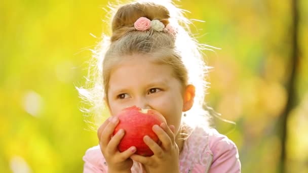 Liten Flicka Som Äter Ett Naturligt Äpple Utomhus Liten Flicka — Stockvideo