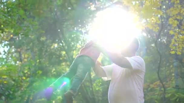 Otec Otáčí Svého Syna Šťastný Otec Drží Jeho Malé Dítě — Stock video