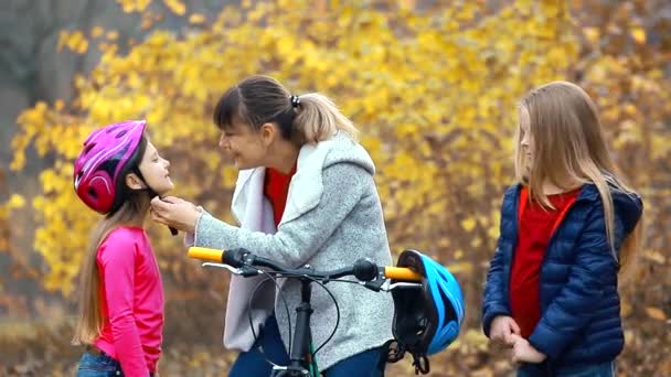 Maman Aide Deux Filles Mettre Casque Sécurité Avant Faire Vélo — Video