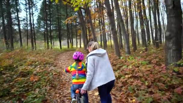 Matka Učí Dceru Jezdit Kole Městském Parku Dítě Dívka Učí — Stock video