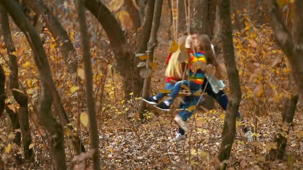 Maman Balance Les Enfants Sur Balançoire Corde Bonne Famille Dans — Video