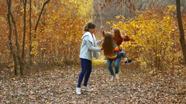 Mam Zwaait Kinderen Een Touwschommel Gelukkige Familie Natuur Herfst Twee — Stockvideo