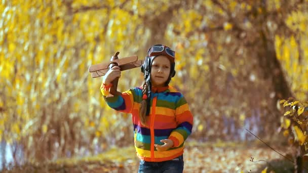 Criança Feliz Brincando Com Avião Brinquedo Fundo Outono Parque Lago — Vídeo de Stock