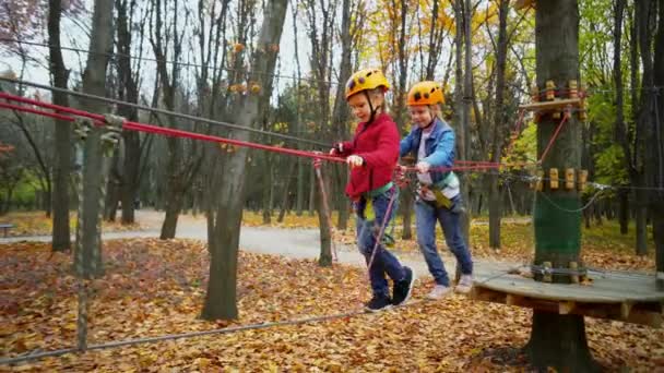 Dwie Dziewczynki Pomarańczowych Hełmach Sprzęt Ochronny Sznurze Jesiennym Lesie Dzieci — Wideo stockowe