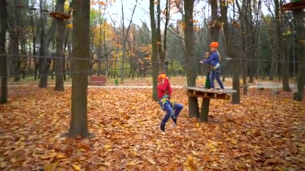 Egy Kislány Narancssárga Sisakban Védőfelszerelésben Őszi Erdőben Mosolygó Gyermek Eljegyzett — Stock videók