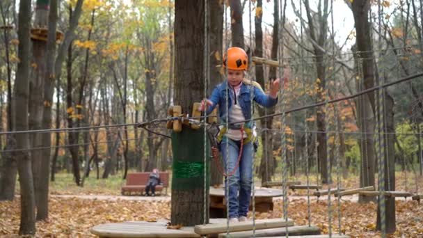 Petite Fille Casque Orange Équipement Protection Sur Corde Dans Forêt — Video