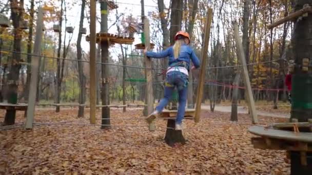 Rope Park Deux Petites Filles Casque Orange Dans Parc Aventure — Video