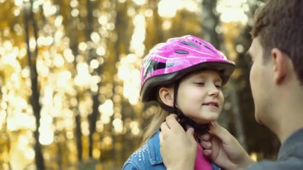 Bratr Pomáhá Dívce Nasadit Bezpečnou Helmu Před Jízdou Kole Slunečného — Stock video