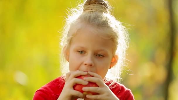 Mała Dziewczynka Jedząca Naturalne Jabłko Zewnątrz Mała Dziewczynka Jedząca Naturalne — Wideo stockowe