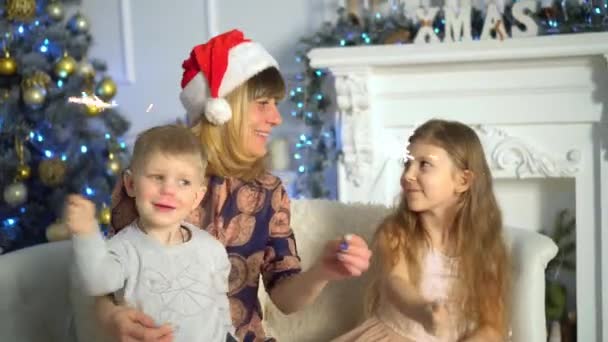 Glad Familie Mor Børn Med Stjernekastere Nær Juletræet Juleaften Derhjemme – Stock-video