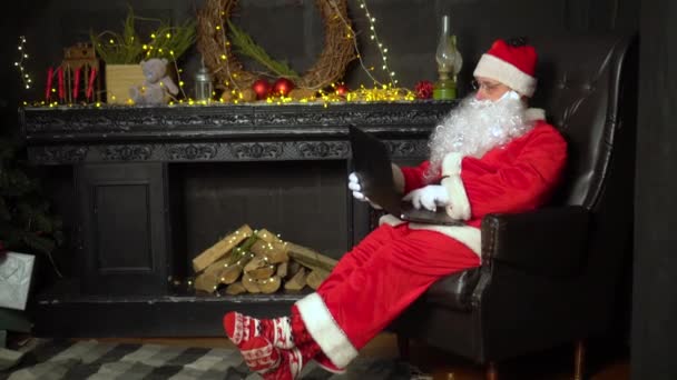 Współczesny Święty Mikołaj Wesoły Święty Mikołaj Pracuje Laptopie Uśmiecha Się — Wideo stockowe