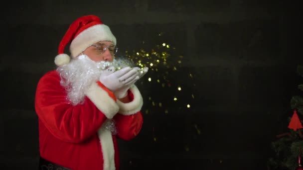 Santa Claus Fouká Třpytky Rukou Zpomaleném Filmu — Stock video