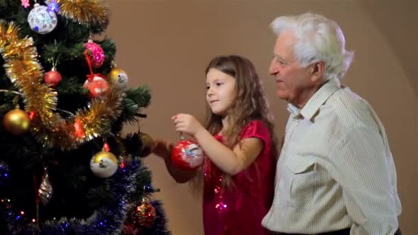 Kislány Nagyapával Karácsonyfát Díszít Otthon Karácsonykor Szilveszterkor Generáció Emberek Fogalma — Stock videók
