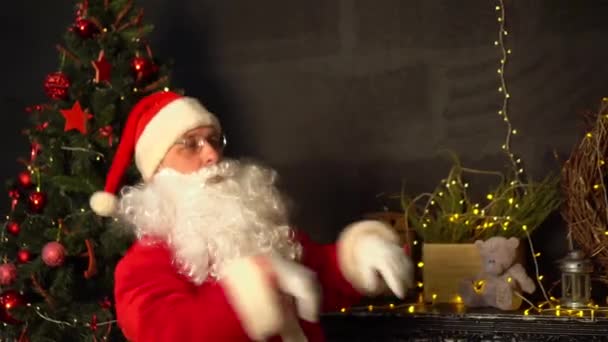 Moderne Kerstman Dansen Buurt Van Kerstboom — Stockvideo