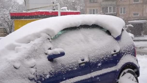 Niebieski Samochód Pokryty Grubą Warstwą Śniegu Zewnątrz Pada Śnieg — Wideo stockowe