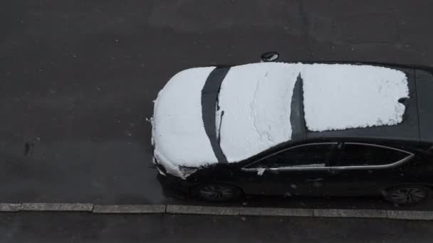 Primera Nieve Cae Sobre Coche Negro Vista Desde Parte Superior — Vídeos de Stock