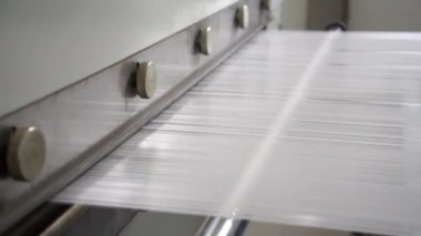 Düz yarık başlıklı polipropilen extruder 260 C 'ye kadar ısıtılır. Üretim ve düz iplik sarma. Soğutulduktan sonra ince film gerekli kalınlığın düz ipliklerine kesilir