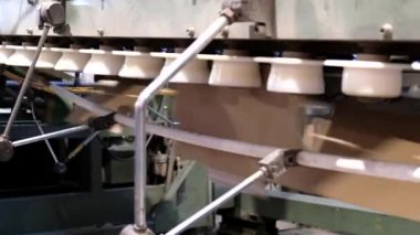 Kutu üretimi için taşıma hattı. Makine, karton çarşaflardan karton kutular yapıyor. Üretim konteynırları için Atılgan .