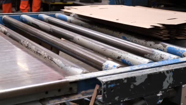 输送机生产线用于箱体生产 机器用纸板箱雕刻纸板箱 生产集装箱的企业 — 图库视频影像