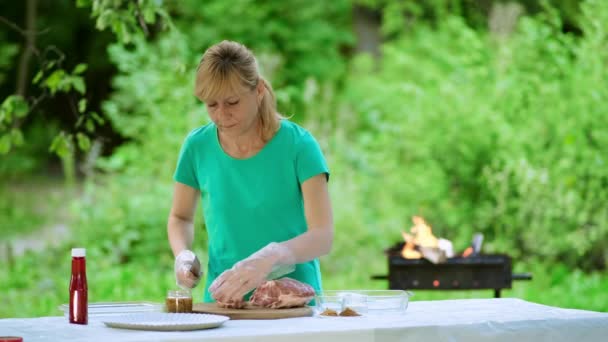 Junge Mutter Schneidet Frisches Fleisch Zum Grillen Familienpicknick Der Natur — Stockvideo