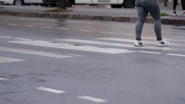 Многие Люди Переходят Улицу Пешеходном Переходе Ноги Вверх — стоковое видео